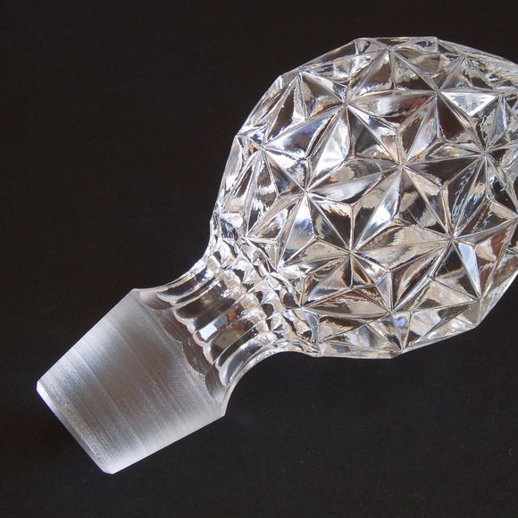 Diamond Cut Glass Style Wine Decanter Whiskey Carafe w Top Unique Stopper Heavy - Picture 5 of 14